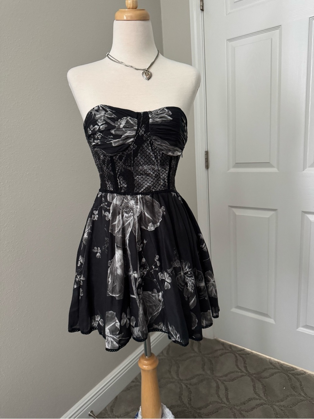 Charo Ruiz Gueily
Strapless Floral-print Minidress